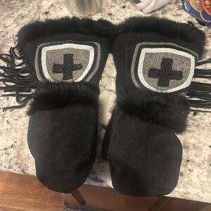 Astis mittens new with real fur and fringe